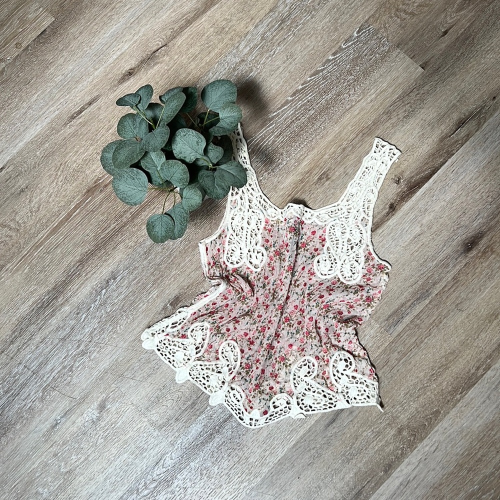 Nordstrom WallpapHer Floral Lace Top Size Small